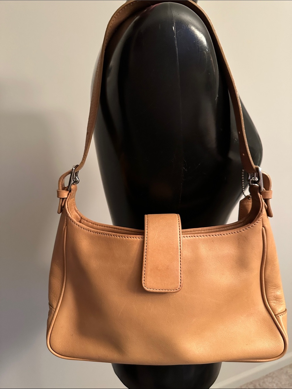 Vintage Coach GUC Hampton camel leather shoulder bag. MOS-7789 date w/ hang tag